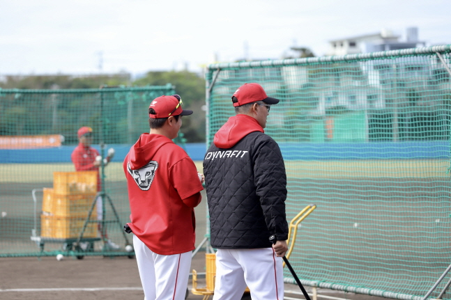 추신수 구단주 보좌역(왼쪽)이 이숭용 감독과 함께 선수단의 훈련을 지켜보고 있다. /사진=SSG 랜더스 제공