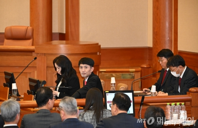 김계리 변호사를 비롯한 윤 대통령 변호인단이 25일 서울 종로구 헌법재판소 대심판정에서 열린 윤석열 대통령 탄핵심판 최종 변론에 출석해 재판 시작을 기다리고 있다. /사진=뉴시스, 공동취재단