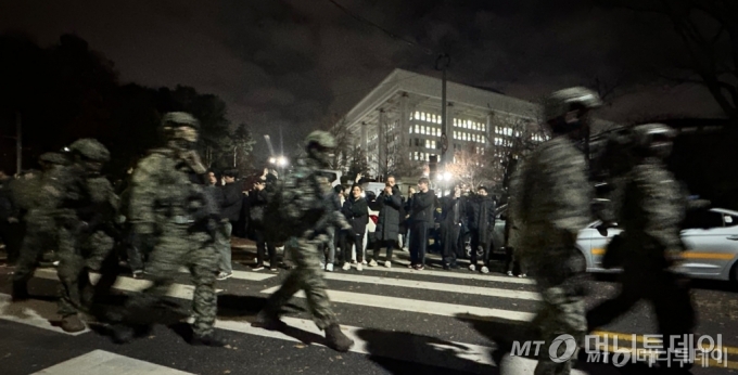 (서울=뉴스1) 안은나 기자 = 윤석열 대통령의 비상계엄 해제 요구 결의안이 국회 본회의에서 통과된 4일 새벽 무장 계엄군이 국회를 나서고 있다.  여야는 이날 본회의에서 재석 190명 중 찬성 190명으로 비상계엄 해제 요구 결의안을 가결 처리했다. 이에 따라 계엄령 선포는 무효가 됐다고 국회의장실은 설명했다. 2024.12.4/뉴스1  Copyright © 뉴스1. All rights reserved. 무단 전재 및 재배포,  AI학습 이용 금지. /사진=(서울=뉴스1) 안은나 기자