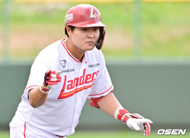 SSG 고명준이 28일 KT와 연습경기에서 2루타를 날리고 세리머니를 하고 있다.