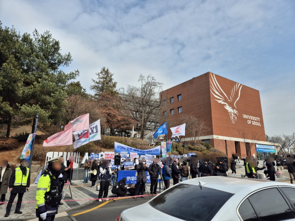 28일 오후 1시 윤 대통령 탄핵 찬성·반대 집회가 열리는 서울시립대 정문 앞./사진=박진호 기자.