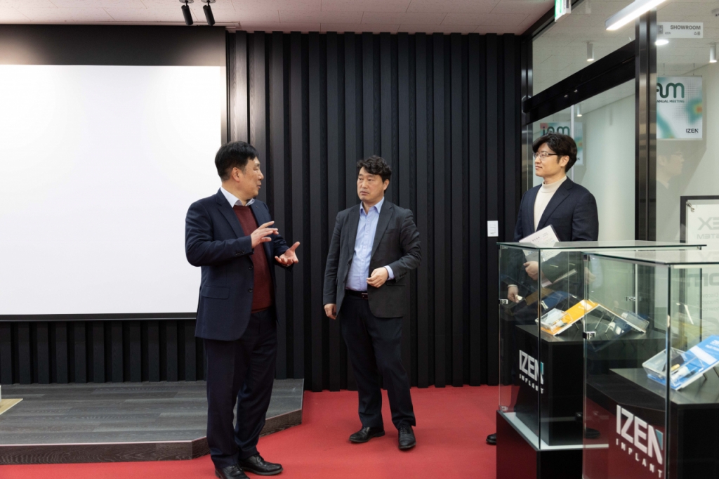 (좌측부터) 김영신 원장, 김주석 대표, 김민철 팀장이 이젠임플란트 쇼룸을 시찰하고 있다./사진=기정원 제공