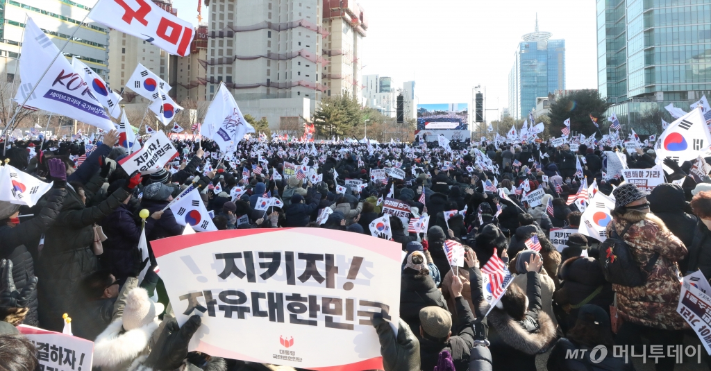 22일 오후 대전시청 남문 광장에서 세이브코리아 주최로 열린 윤석열 대통령 탄핵 반대 집회에서 집회 참석자들이 태극기와 피켓을 흔들고 있다. 이날 집회는 오후 2시 기준 경찰 추산 1만 명이 넘는 인파가 몰렸으며,집회엔 윤상현·장동혁 국민의힘 소속 국회의원과 이장우 대전시장, 전한길 한국사 강사 등이 참석 했다. 2025.2.22/뉴스1 Copyright © 뉴스1. All rights reserved. 무단 전재 및 재배포, AI학습 이용 금지.