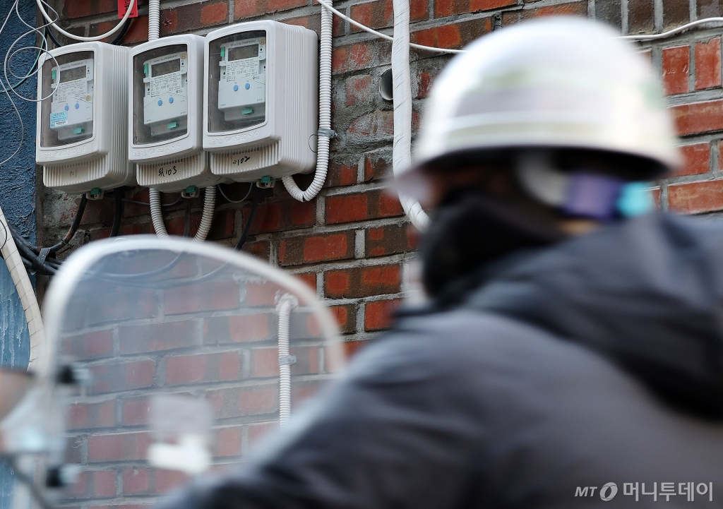 23일 서울 중구의 한 다세대주택 전기 계량기 앞으로 시민이 지나가고 있다. 2024.12.23/사진=뉴스1