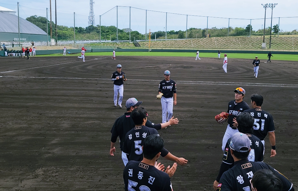 KT 위즈 투수 강건(가운데)이 28일 SSG 랜더스와 연습경기에서 투구를 마친 뒤 더그아웃으로 향하고 있다. /사진=김우종 기자
