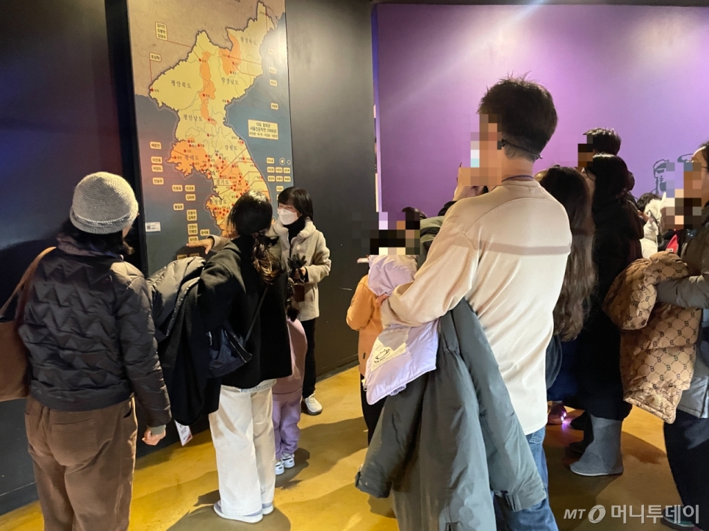 28일 오전 서울 서대문구 서대문형무소에서 사람들이 도슨트 해설을 듣고 있다. /사진=이지현 기자.  