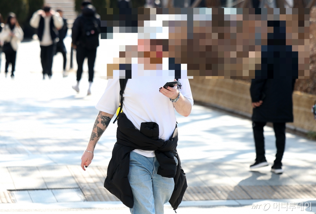 [서울=뉴시스] 김선웅 기자 = 서울 낮 최고기온이 13도를 기록해 포근한 날씨를 보인 27일 오후 서울 종로구 세종대로 사거리에서 한 외국인 관광객이 반팔 차림으로 길을 걷고 있다. 2025.02.27 