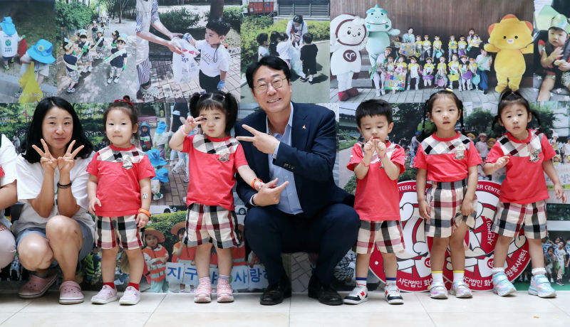 정명근 화성특례시장이 지역 어린이들과 함께 하고 있다./사진제공=화성시