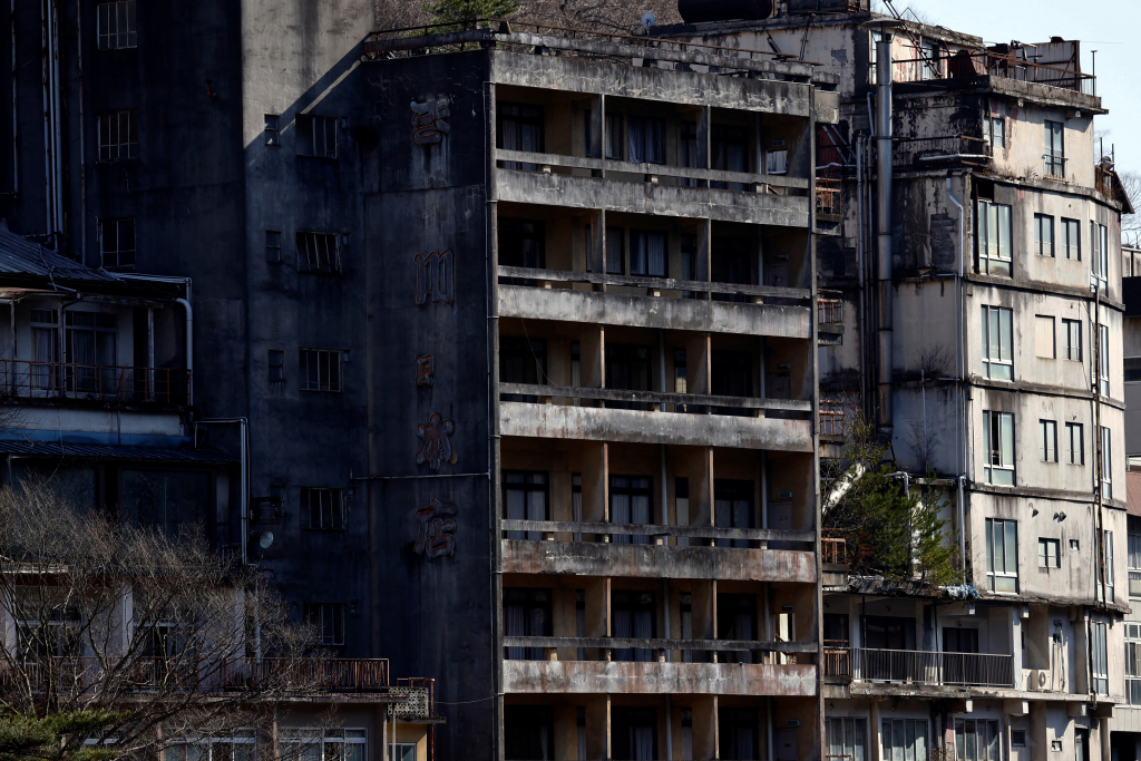 일본 도치기현 닛코시의 온천 휴양지 기누가와 온천 지역에 버블 경제 이후 버려진 호텔과 온천 여관들이 방치되어 있다. 2024.03.15  /로이터=뉴스1