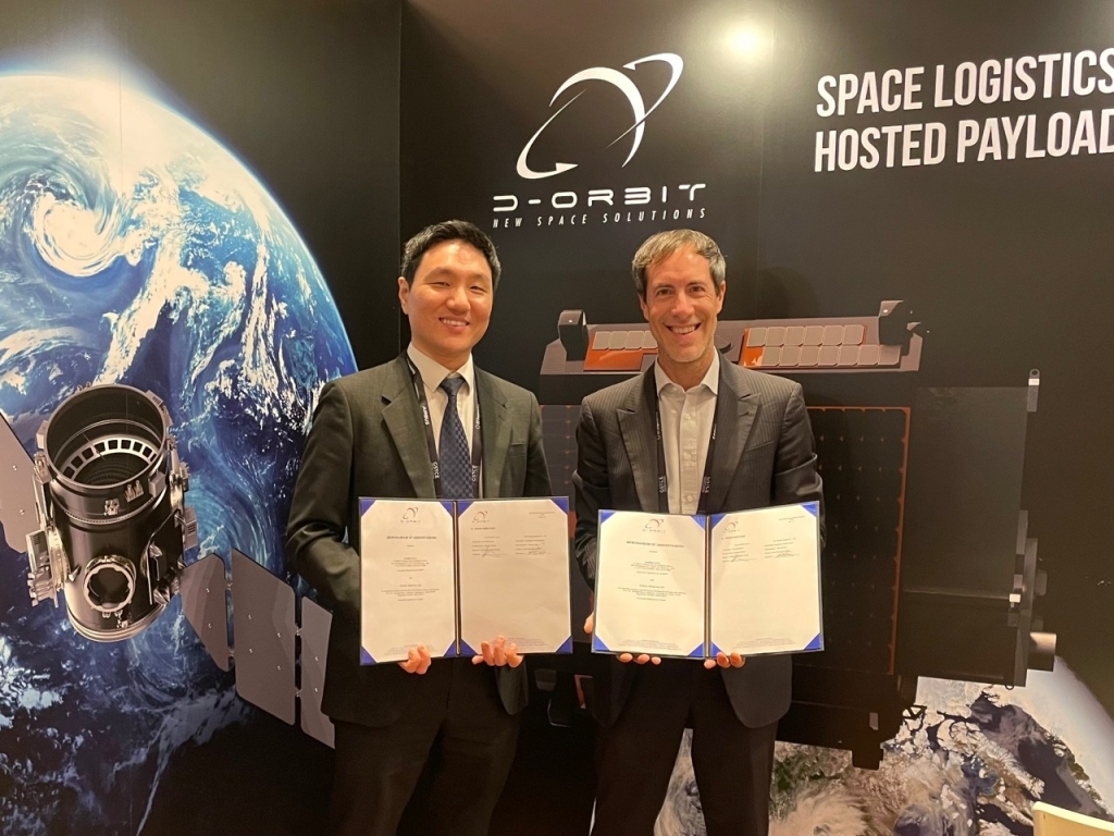 안태훈 플렉셀스페이스 대표(사진 왼쪽)와 레나토 파네시 디오빗 CCO와 양해각서를 체결한 뒤 기념 촬영 중이다/사진제공=플렉셀스페이스