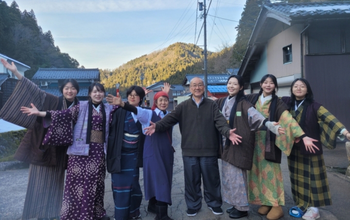 일본 혼슈 중부에 위치한 후쿠이현 에치젠시 이치노노마을을 방문한 한국 대학생들과 이들을 맞아준 코지마 치토세씨(왼쪽에서 4번째). 코지마씨 옆 남성은 이치노노마을 주민. / 사진=김인한 기자