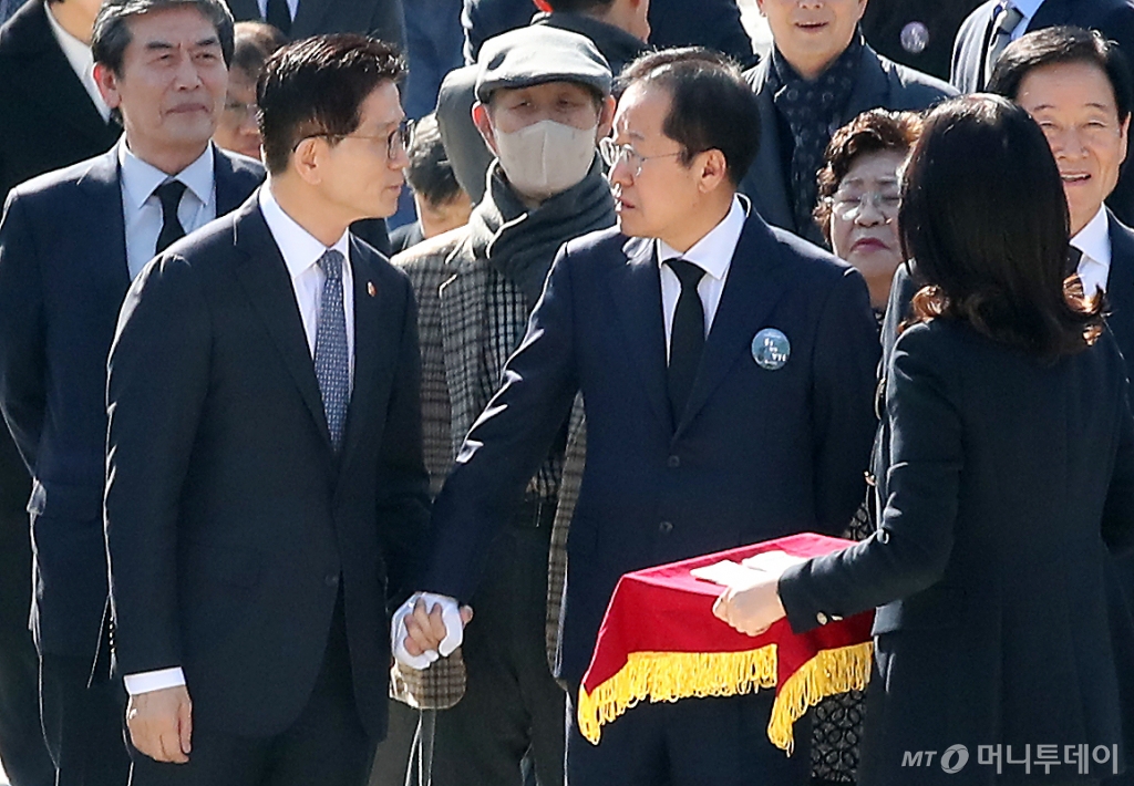 김문수 고용노동부 장관과 홍준표 대구시장이 28일 오전 대구 달서구 두류공원 2·28민주운동 기념탑 앞에서 만나 참배를 앞두고 인사 나누고 있다. 2025.2.28/사진=뉴스1 /사진=(대구=뉴스1) 공정식 기자