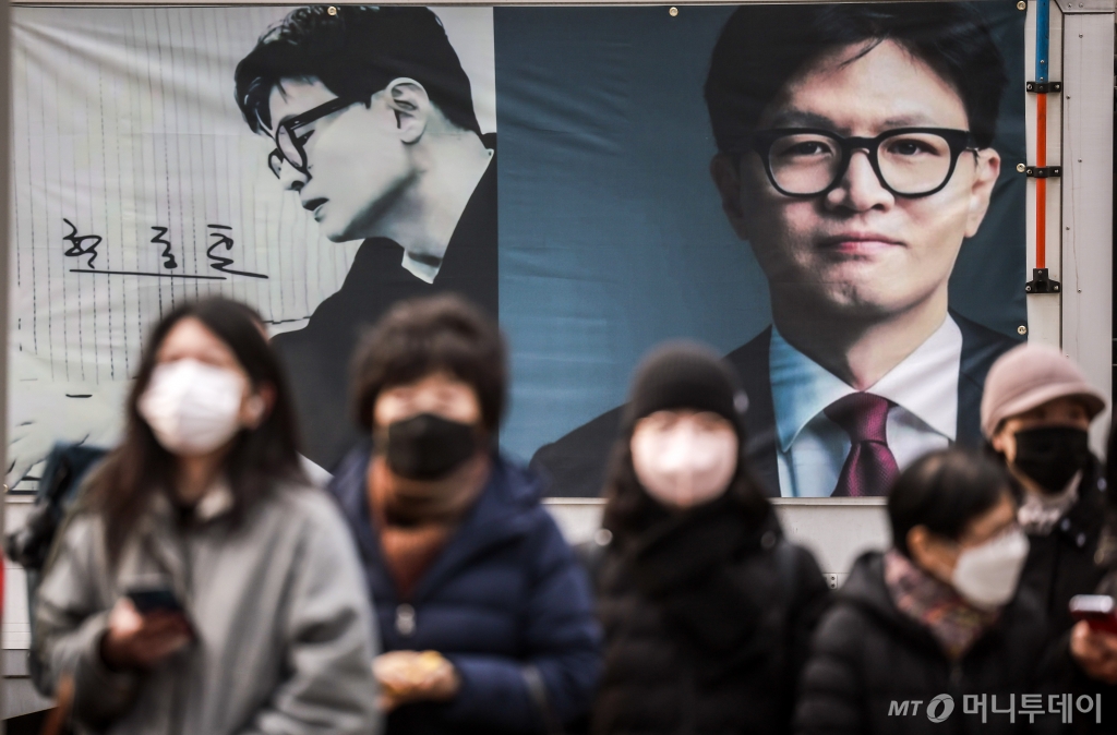 한동훈 국민의힘 전 대표의 저서 '한동훈의 선택 - 국민이 먼저입니다' 발간일인 26일 오전 서울 종로구 교보문고에서 책을 구매하려는 지지자와 시민들이 줄을 서고 있다. 2025.02.26. /사진=뉴시스 /사진=정병혁