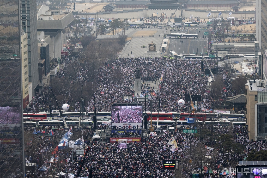 (서울=뉴스1) = 1일 오후 광화문 광장 일대에서 열린 천만 광화문 국민대회에서 참가자들이 윤석열 대통령 탄핵 기각을 촉구하고 있다. 2025.3.1/뉴스1 Copyright © 뉴스1. All rights reserved. 무단 전재 및 재배포, AI학습 이용 금지. /사진=(서울=뉴스1)