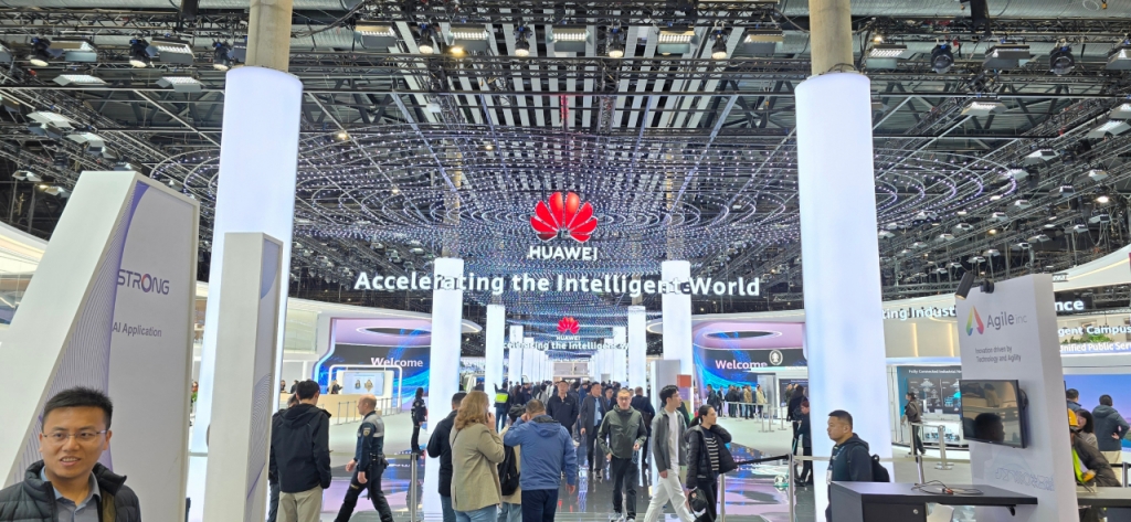 세계 최대 모바일 전시회 MWC(모바일월드콩그레스) 2025 개최를 하루 앞둔 2일(현지시간) 스페인 바르셀로나 대표 전시장 '피라 그랑 비아' 1관에 마련된 화웨이 전시장 전경. 행사 하루 전날임에도 화웨이 관계자는 물론 행사에 참가한 여타 기업 관계자들까지 몰리는 등 주목을 받았다. / 사진=황국상 기자