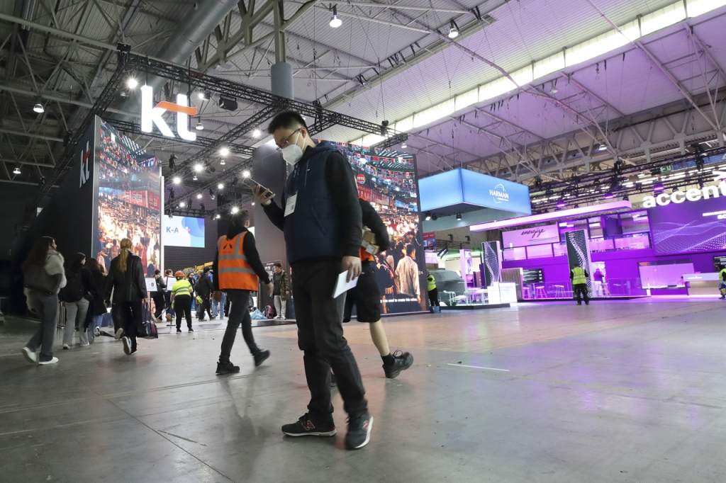 지난 2일(현지시간) MWC 25(모바일월드콩그레스 25) 행사가 열리기 하루 전, 스페인 바르셀로나 '피라 그랑 비아' 전시장에 마련된 KT 전시부스 앞에서 사람들이 분주하게 오가는 모습 / 사진제공=KT