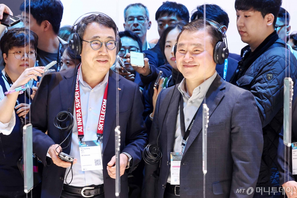  노태문 삼성전자 사장과 유영상 SKT 대표가 3일(현지시간) 스페인 바르셀로나 피라 그란 비아 전시장에서 열린 '모바일 월드 콩그레스(MWC) 2025'에서 만나 삼성전자 부스를 둘러보며 갤럭시 AI 기능을 체험하고 있다.  MWC는 전세계 800여 개의 이동통신사가 참여하는 세계이동통신사업자연합회(GSMA)가 주관하는 행사로, 미국과 독일에서 각각 열리는 CES, IFA와 함께 3대 전자·IT 전시회로 꼽힌다.   올해 MWC에 참가하는 한국 기업은 187곳으로 지난해보다 22곳이 늘었다./사진=바르셀로나(스페인)=뉴스1