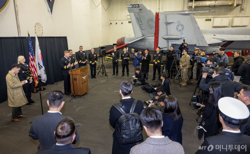 3일 부산 작전기지에 입항한 미국 핵 추진 항공모함 '칼빈슨함'(CVN-70) 격납고에서 마이클 워시(준장) 제1항모강습단장이 발언하고 있다. / 사진=국방부 공동취재단
