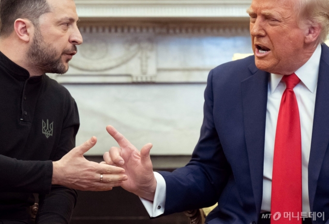 도널드 트럼프 미국 대통령이 지난달 28일(현지시간) 워싱턴 백악관에 도착한 볼로디미르 젤렌스키 우크라이나 대통령과 정상 회담 중 설전을 하고 있다. / AFP=뉴스1