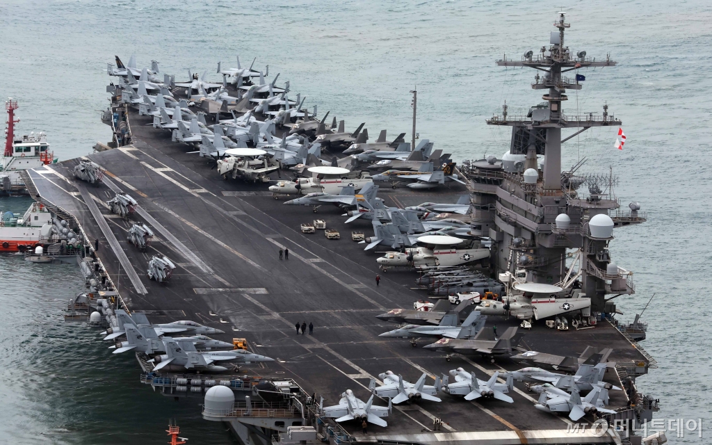 미국 해군의 니미츠급(10만t급) 원자력 추진 항공모함 '칼빈슨함'(CVN-70)이 지난 2일 오후 부산 남구 해군작전사령부 부산작전기지에 입항하고 있다. 칼빈슨함은 길이 333m, 폭 76.4m로 떠다니는 군사기지로 불린다. 5세대 스텔스 전투기 F-35C 등 항공기 80~90대 탑재할 수 있다. / 사진=뉴시스