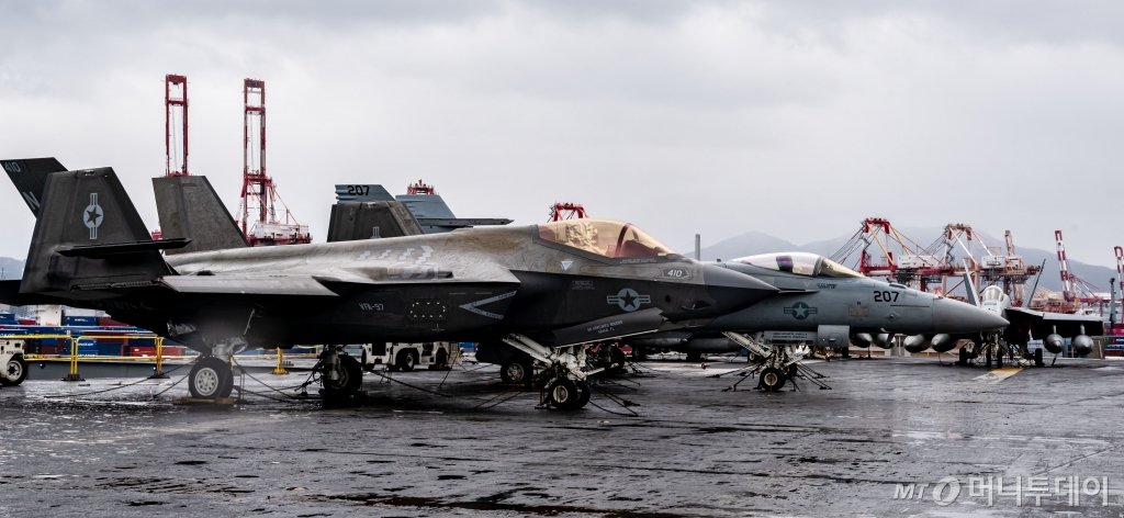 3일 부산 작전기지에 입항한 미국 핵 추진 항공모함 '칼빈슨함'(CVN-70) 갑판에 F/A-18 전투기를 비롯한 항공기들이 도열해 있다. / 사진=공동취재단