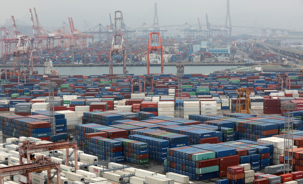 2일 부산항 신선대부두와 감만부두 야적장에 컨테이너가 가득 쌓여 있다./사진제공=뉴스1