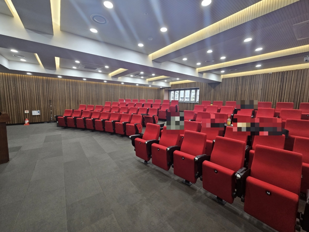 4일 오전 서울 성북구 고려대학교 의과대학의 한 강의실에서 강의가 진행되던 모습. 쉬는 시간에 기자가 들어가 인터뷰를 요청하자 학생들은 모두 자리를 떠났다. /사진=박상혁 기자.