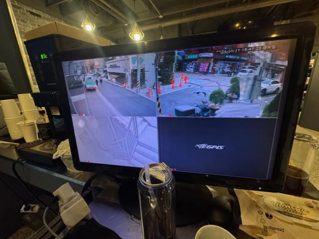 단속을 피하기 위해 업장 안팎에 CCTV(폐쇄회로TV)를 설치하고 신원을 확인한 손님만 입장시켰다. /사진제공=서울경찰청.