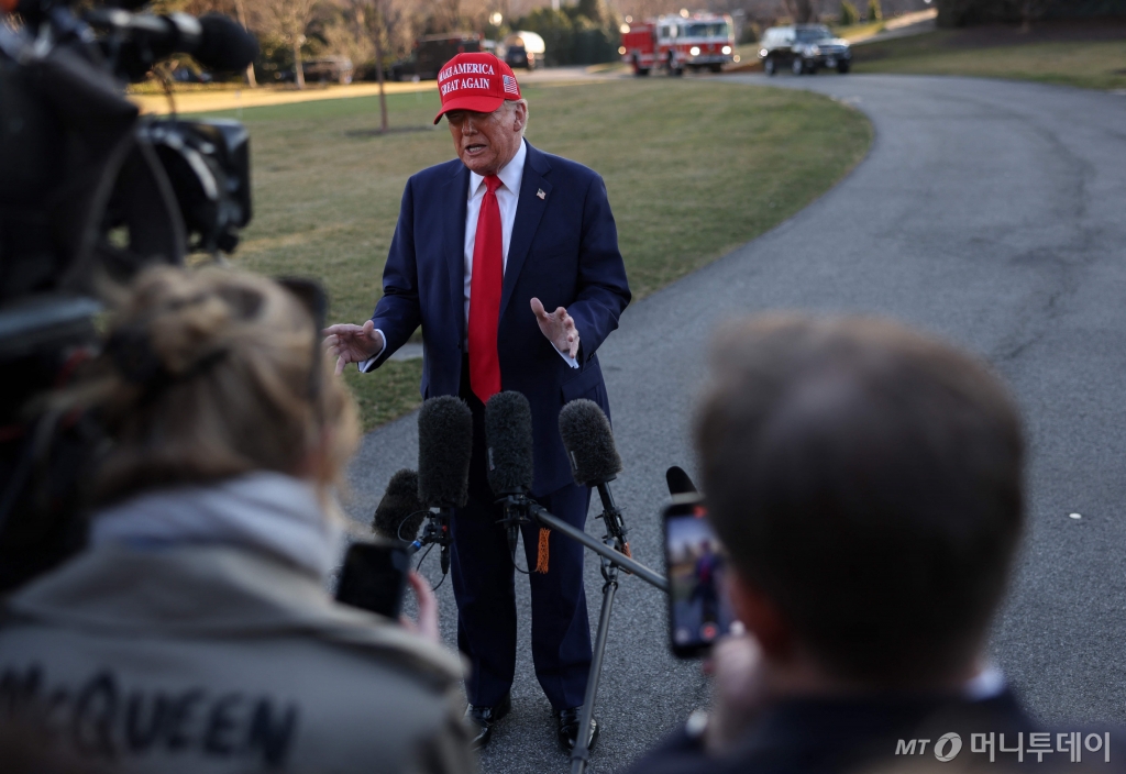 (워싱턴 AFP=뉴스1) 우동명 기자 = 도널드 트럼프 미국 대통령이 28일(현지시간) 워싱턴 백악관에서 열린 볼로디미르 젤렌스키 우크라이나 대통령과 정상 회담이 파국으로 끝난 뒤 플로리다주 마러라고 리조트로 가기 위해 나서면서 취재진을 만나고 있다. 2025.03.01  ⓒ AFP=뉴스1  Copyright © 뉴스1. All rights reserved. 무단 전재 및 재배포,  AI학습 이용 금지. /사진=(워싱턴 AFP=뉴스1) 우동명 기자