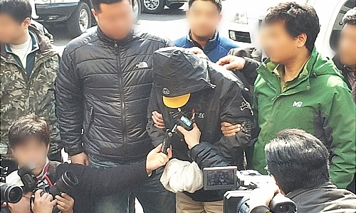 '인천 집배원 살인사건'의 범인 윤씨가 2011년 3월 12일 인천 남동경찰서로 압송되는 모습./사진=뉴시스 