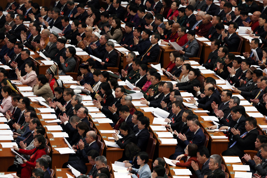 중국 베이징 인민대회당에서 7일 열린 양회 중 중국인민정치협상회의 제2차 전체회의에 참석한 대표단이 손뼉을 치고 있다. 2024.3.7  /로이터=뉴스1