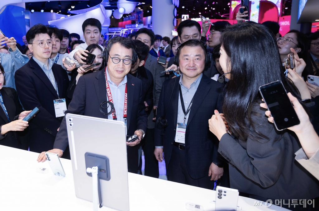 (서울=뉴스1) = 유영상 SKT 대표와 노태문 삼성전자 사장이 3일 스페인 바르셀로나 피라 그란 비아 전시장에서 개막한 '모바일 월드 콩그레스(MWC) 2025' 삼성전자 부스를 살펴보고 있다. (SKT 제공, 재판매 및 DB 금지) 2025.3.3/뉴스1  Copyright © 뉴스1. All rights reserved. 무단 전재 및 재배포,  AI학습 이용 금지. /사진=(서울=뉴스1)