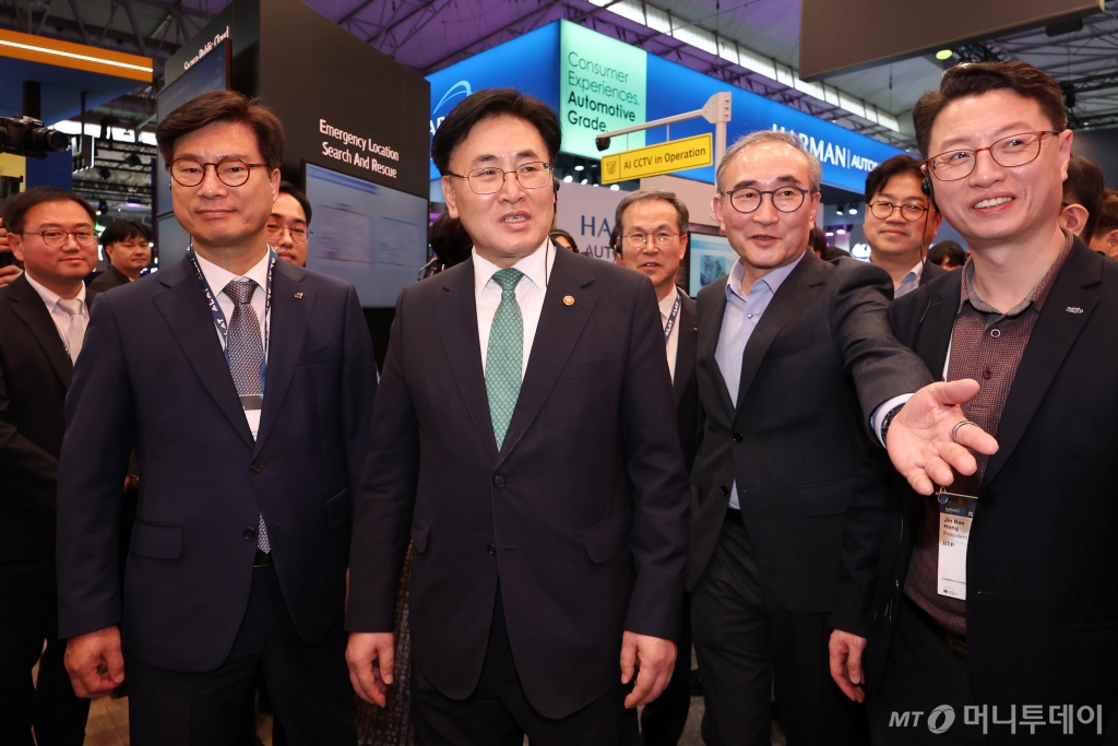 (바르셀로나(스페인)=뉴스1) 사진공동취재단 = 유상임 과학기술정보통신부 장관(앞줄 왼쪽 두번째)이 3일(현지시간) 스페인 바르셀로나 피라 그란 비아 전시장에서 열린 '모바일 월드 콩그레스(MWC) 2025'를 찾아 김영섭 KT 대표(앞줄 오른쪽 두번째)와 함께 KT 부스를 둘러보고 있다. 2025.3.4/뉴스1  Copyright © 뉴스1. All rights reserved. 무단 전재 및 재배포,  AI학습 이용 금지. /사진=(바르셀로나(스페인)=뉴스1) 사진공동취재단