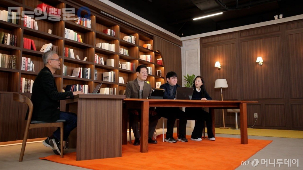(서울=뉴스1) = 이재명 더불어민주당 대표가 민주연구원 집단지성센터의 국민 참여 프로젝트인 '모두의질문Q'에서 'AI와 대한민국, 그리고 나' 주제로 개최한 첫 번째 대담에 참여했다.  이 자리에서 이 대표는 AI 발전이 가지는 의미와 그것이 개인과 우리사회에 야기할 파장에 대해 전문과들과 의견을 교환했다. (민주연구원 제공. 재판매 및 DB 금지) 2025.3.2/뉴스1  Copyright © 뉴스1. All rights reserved. 무단 전재 및 재배포,  AI학습 이용 금지. /사진=(서울=뉴스1)