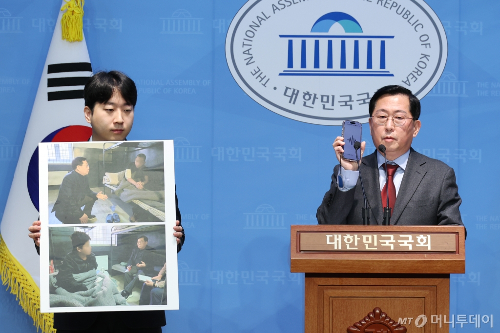 유용원 국민의힘 의원이 4일 오전 서울 여의도 국회 소통관에서 가진 우크라이나 북한군 포로 면담 결과 기자회견에서 북한군 포로의 육성파일을 공개하고 있다. / 사진=뉴스1