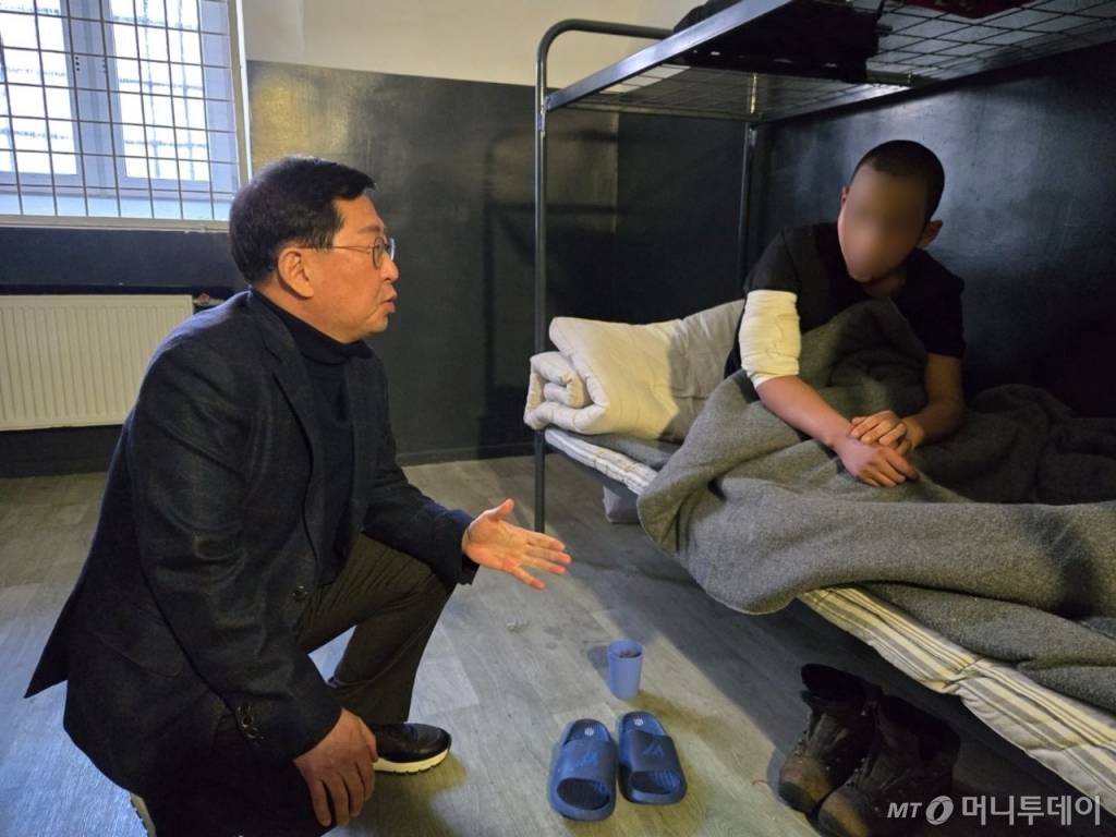 유용원 국민의힘 의원이 지난달 25일 우크라이나에서 북한군 포로 2명을 면담한 사진. 유 의원은 4일 포로들이 북한으로 강제 송환되지 않도록 정부의 조치와 야당의 관심을 요청했다. / 사진=유용원 의원실