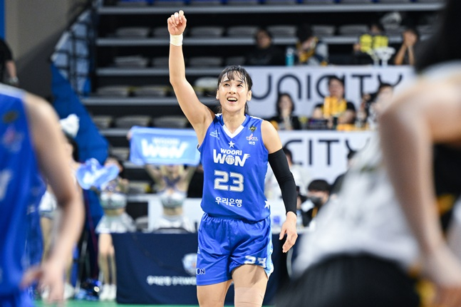 우리은행 김단비가 환호하고 있다. /사진=WKBL 제공