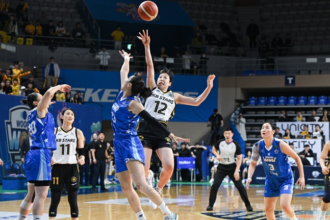 KB스타즈 나가타 모에(왼쪽 4번째)가 버저비터를 시도하고 있다. /사진=WKBL 제공