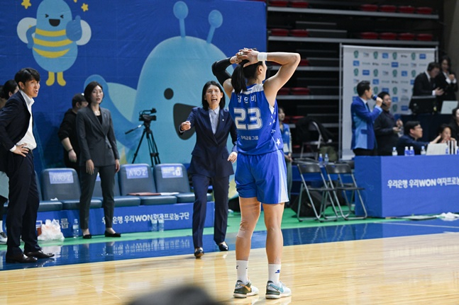 우리은행 김단비가 결승 버저비터를 허용한 후 괴로워하고 있다. /사진=WKBL 제공