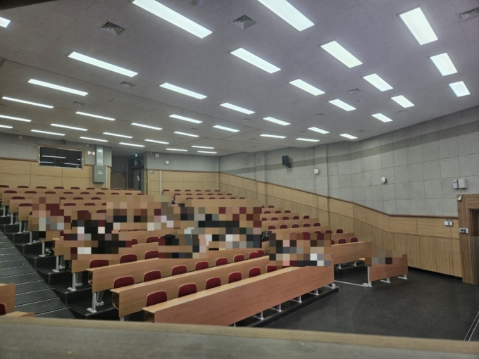 4일 오전 서울시 종로구 서울대학교 연건캠퍼스(의과대학) 내 강의실에서 의예과생을 대상으로 한 강의가 진행되고 있는 모습. 강의실엔 학생 약 10명이 있었다. /사진=박상혁 기자.