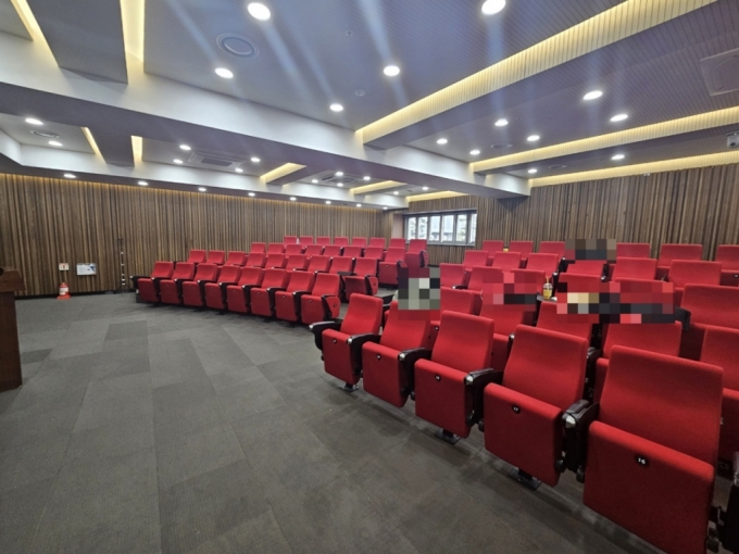 4일 오전 서울 성북구 고려대학교 의과대학의 한 강의실에서 강의가 진행되던 모습. 쉬는 시간에 기자가 들어가 인터뷰를 요청하자 학생들은 모두 자리를 떠났다. /사진=박상혁 기자.