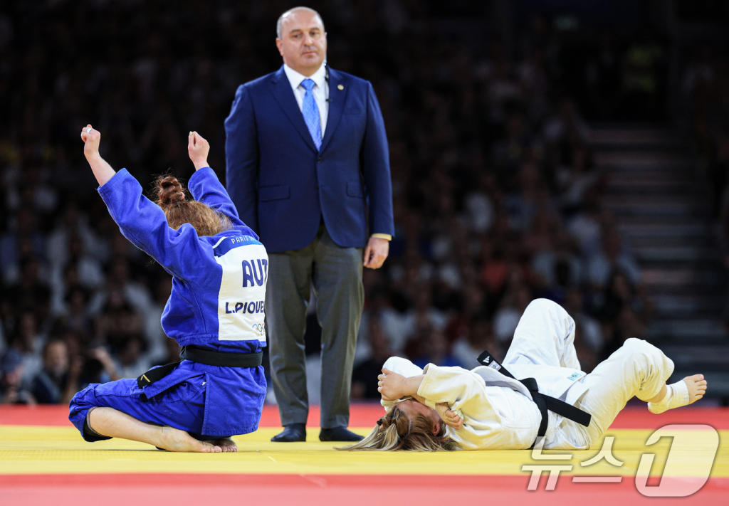 김지수(오른쪽)과 경기가 끝난 뒤 피오베사나(왼쪽). /사진=뉴스1