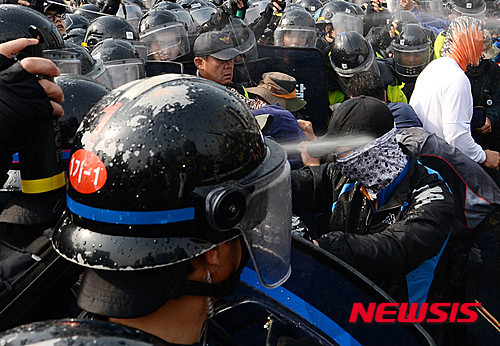 민주노총이 전국 동시다발 총파업을 전개한 2015년 4월24일 오후 대구 수성구 범어네거리에서 민주노총 대구본부 조합원이 경찰이 뿌린 캡사이신 분무액을 맞고 있다. /사진=뉴시스.