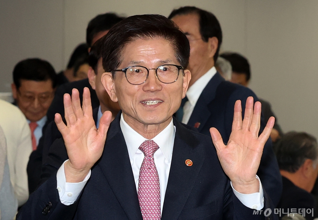 (서울=뉴스1) 오대일 기자 = 김문수 고용노동부 장관이 17일 오후 서울 영등포구 중소기업중앙회에서 열린 고용노동부-중소기업인 간담회에서 양손을 흔들며 참석자들과 인사하고 있다.  2025.2.17/뉴스1  Copyright © 뉴스1. All rights reserved. 무단 전재 및 재배포,  AI학습 이용 금지. /사진=(서울=뉴스1) 오대일 기자