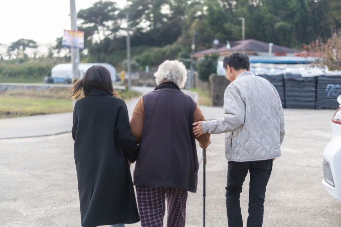 ▲‘광주다움 통합돌봄’의 동행지원 현장 모습/사진제공=광주광역시