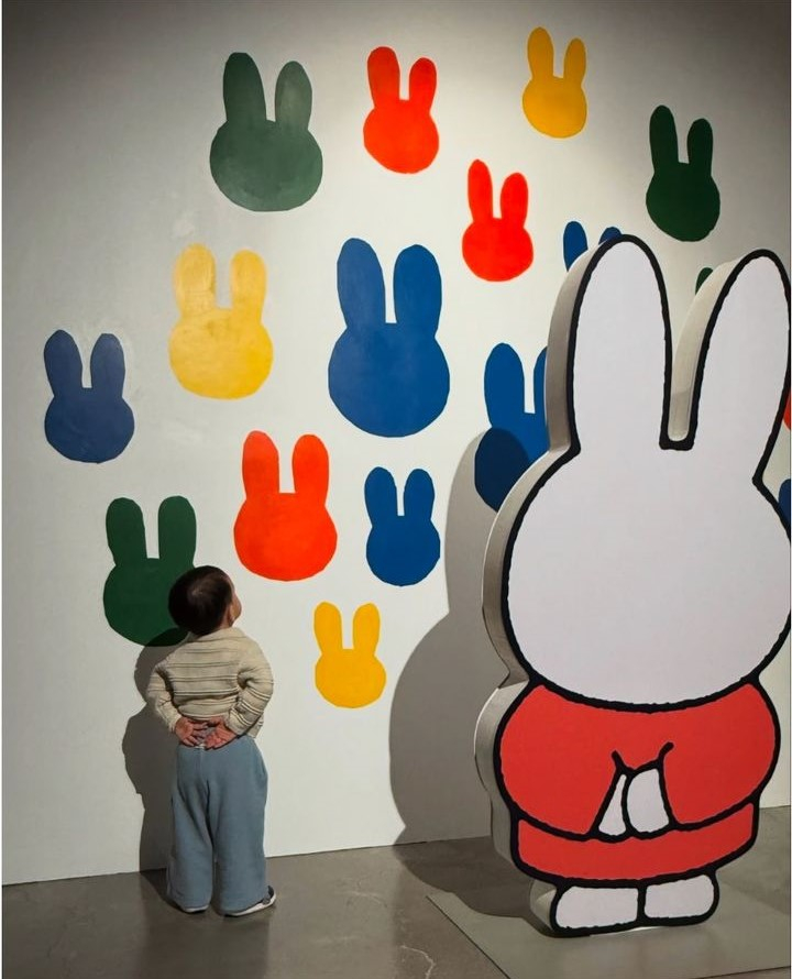 '미피와 마법 우체통' 전시장을 찾은 인기 유튜버 유혜주씨와 아들 유준이. 유준이가 미피를 따라 뒷짐진 모습이 인스타그램에 공개되자 뜨거운 반응을 얻고 있다. /사진=유혜주 인스타그램