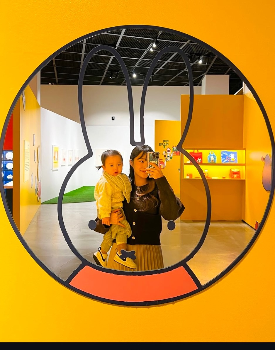 '미피와 마법 우체통' 전시장을 찾은 유튜버 '지니언니' 강혜진씨. /사진=지니언니 인스타그램