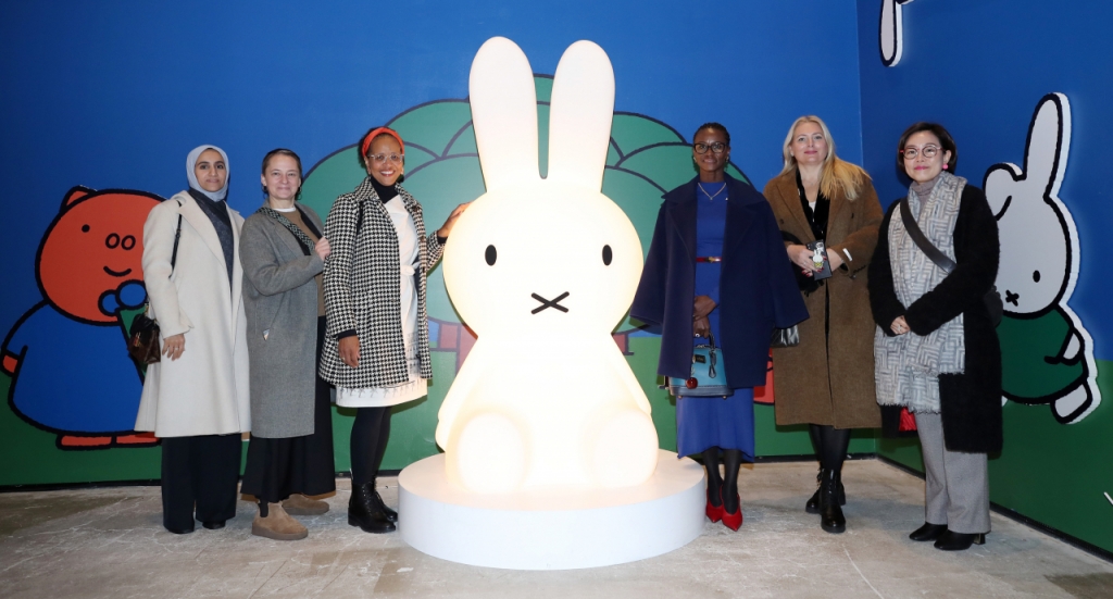 주한 대사 부인들이  인사동 '미피와 마법 우체통'전시장을 찾았다./사진=김휘선 기자