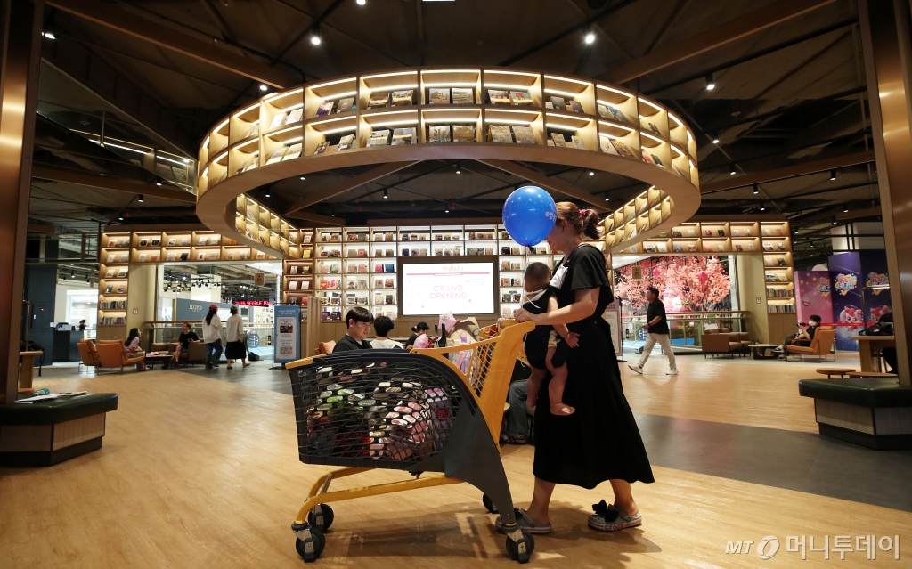 이마트가 2024년 8월 29일 경기도 용인에 위치한 이마트 죽전점에 스타필드 DNA를 입힌 신개념 쇼핑 공간 '스타필드 마켓'을 새롭게 선보였다.  5개월 간의 대대적인 재단장을 거친 스타필드 마켓 죽전은 1만9천800㎡(약 6천평) 매장 면적에 쇼핑과 휴식, 체험 3가지가 어우러진 지역 밀착형 쇼핑몰을 표방한다.   사진은 오픈 첫 날인 29일 방문객들이 매장 1층에 위치한 대형 라운지 '북 그라운드'를 이용하는 모습. /사진제공=뉴스1