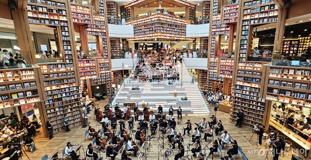 지난해 8월 11일 경기도 수원시 장안구 '스타필드 수원' 별마당도서관을 찾은 시민들이 콘서트를 관람하며 더위를 피하고 있다. /사진제공=뉴시스